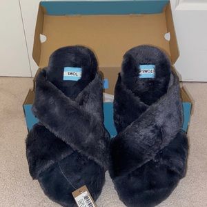 TOMS slippers NWT size 8